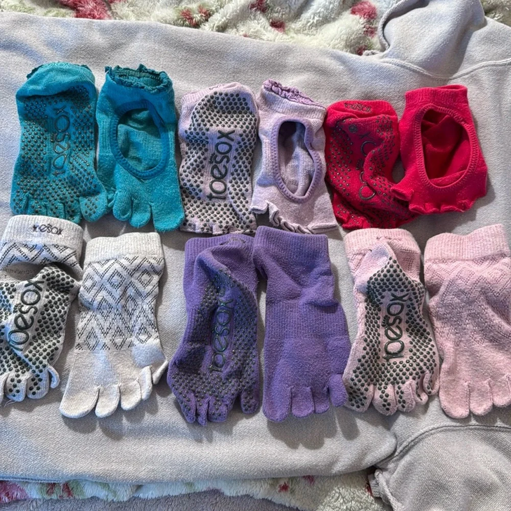 Pilates grippy socks
Size Small 6-8
ONLY TOP 3 ARE AVAILABLE - Picture 1 of 3
